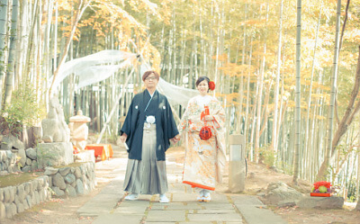 竹林の前の和装カップル