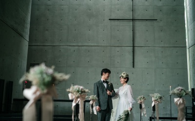 夜の港で見つめ合う新郎新婦