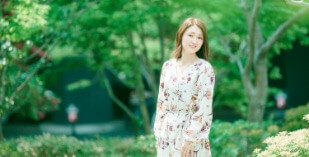 笑顔の女性のポートレイト