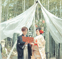 和装で人前式を行う新郎新婦