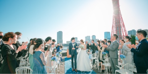 ブーケを差し出す新郎新婦