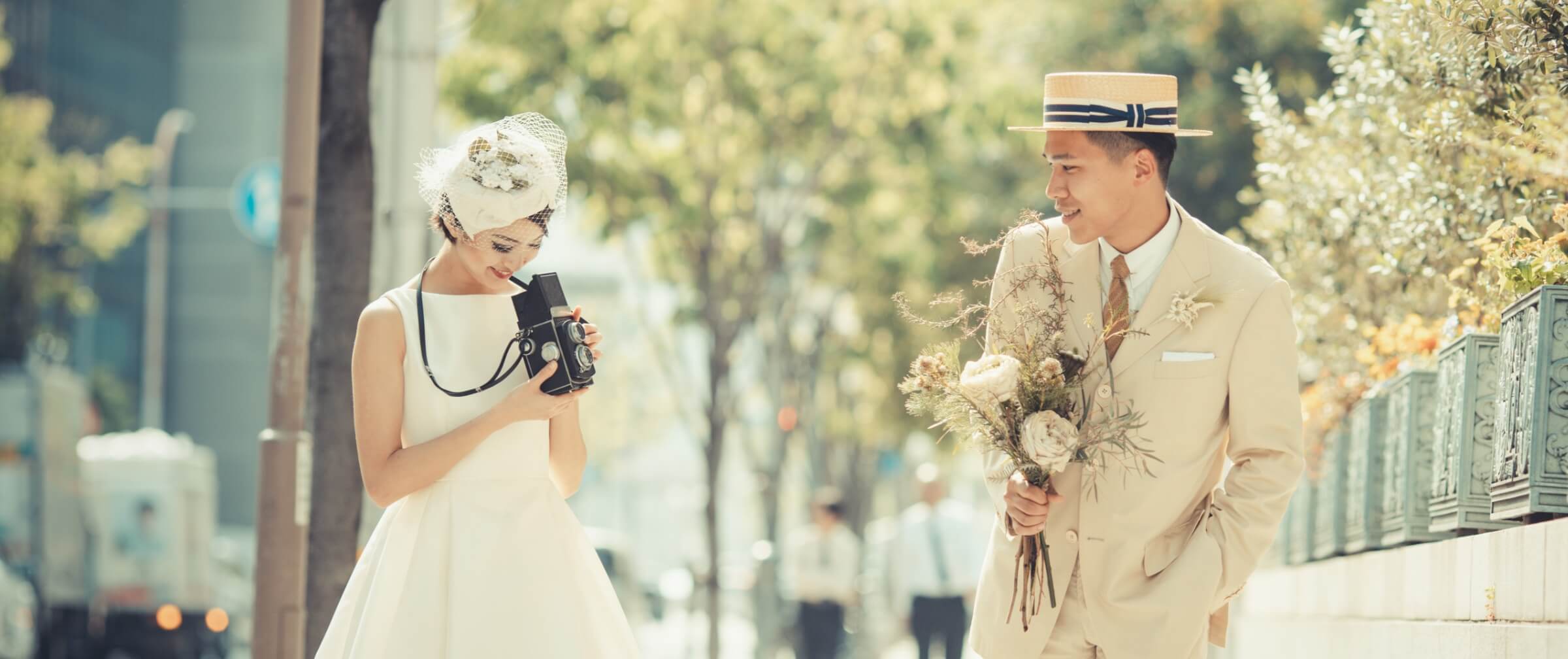 新婦のドレスの裾を持つ新郎